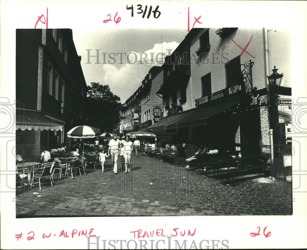1985 Press Photo Tourists on the streets of Sachsenhausen of Frankfurt, Germany