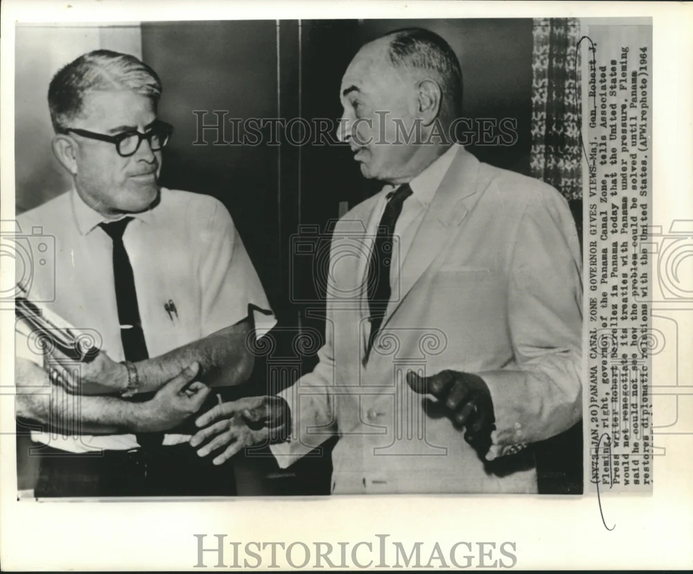 1964 Press Photo Governor of Panama Canal Zone Fleming talks with AP writer