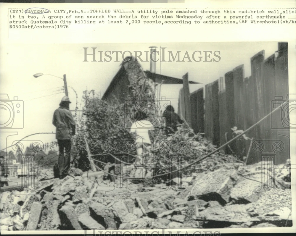 1976 Press Photo Group of men search debris for earthquake victims in Guatemala