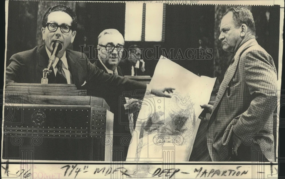 1971 Press Photo Senator Guste & others discuss Senate Reapportionment Bill