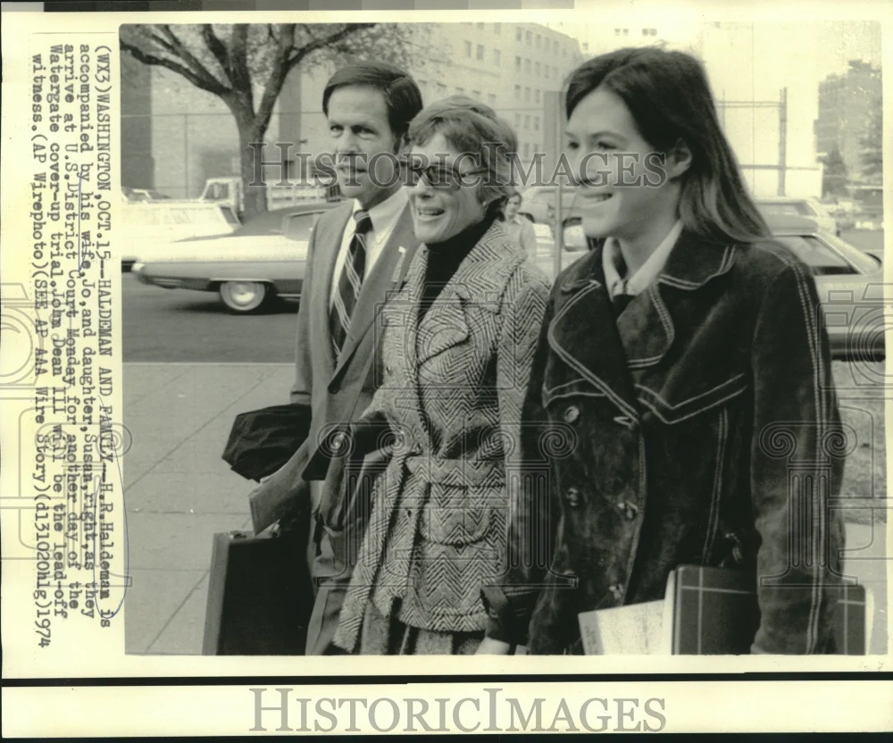 1974 Press Photo H.R. Haldeman & family arrive at U.S. District Court