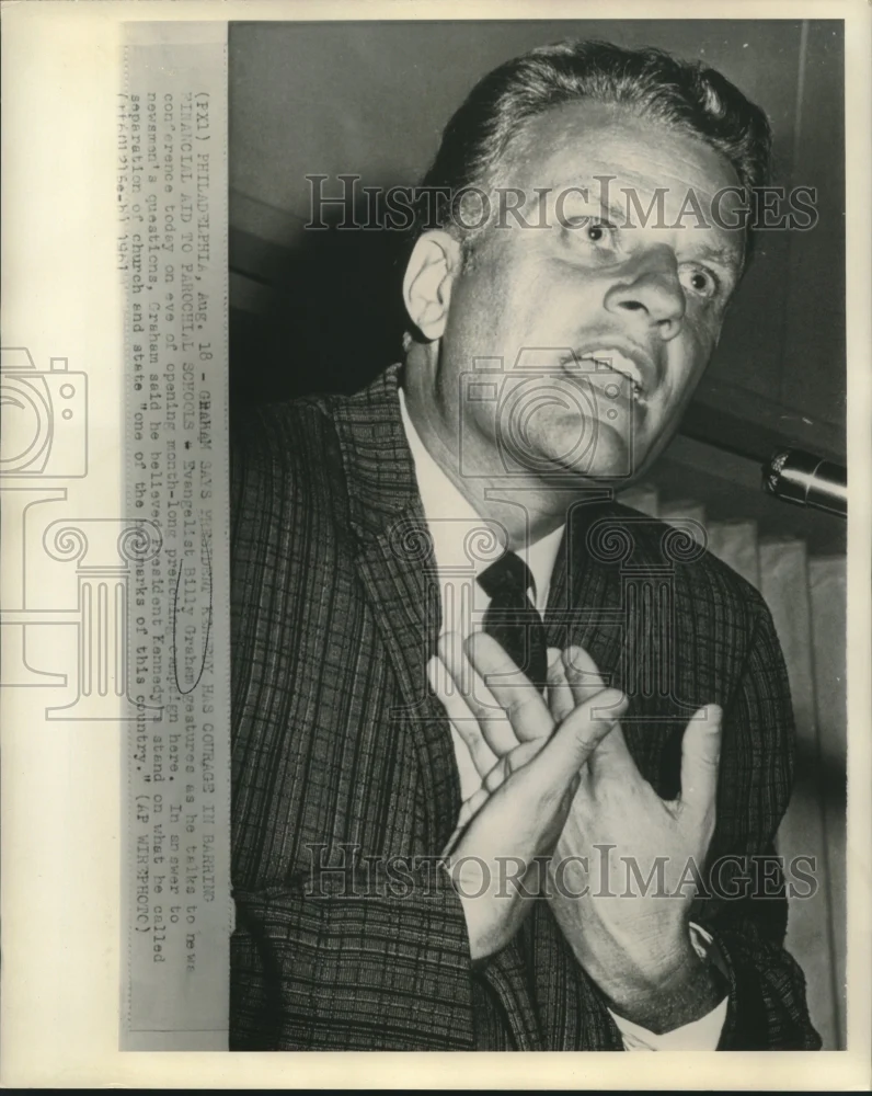 1961 Press Photo Evangelist Billy Graham gestures during news conference