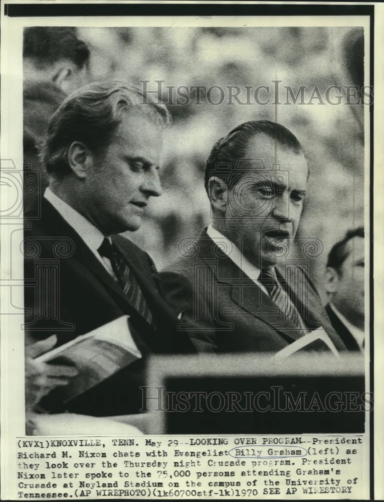 1970 Press Photo President Nixon & Evangelist Graham look over Crusade program