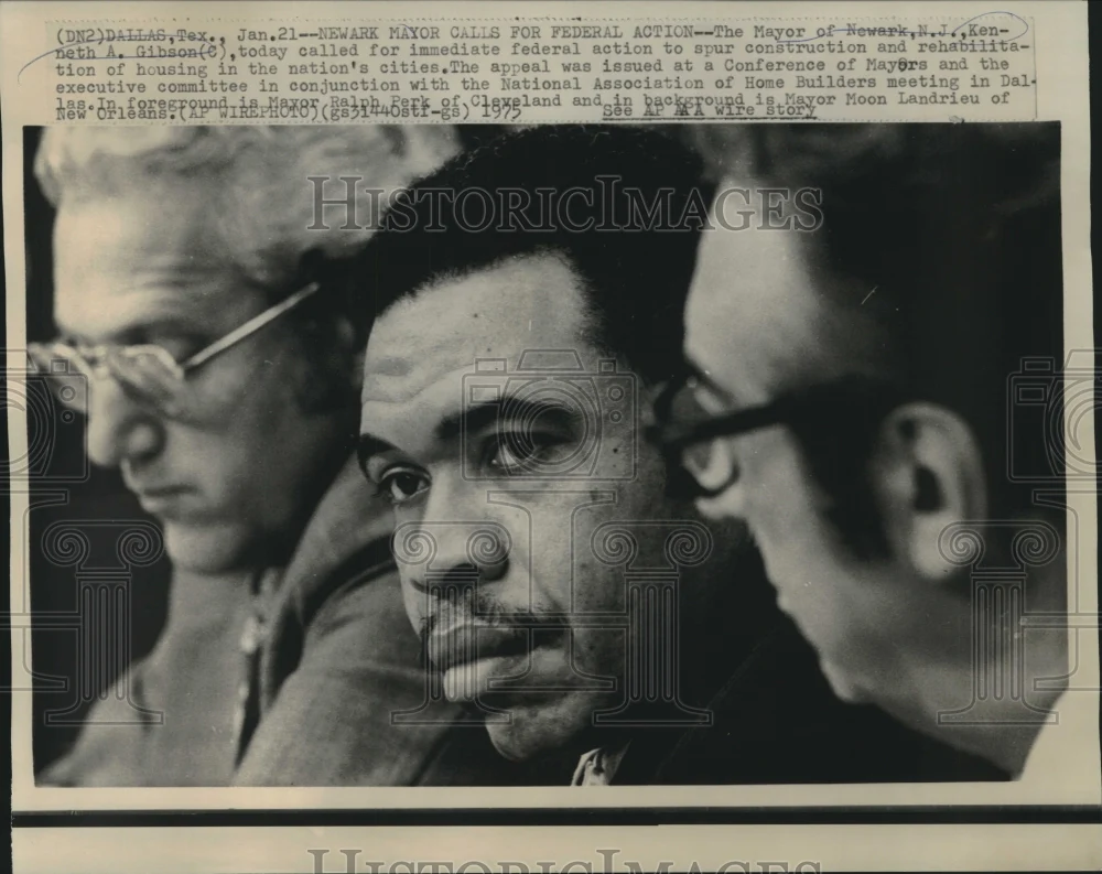 1975 Press Photo Newark Mayor Gibson & others at Mayors Conference in Dallas