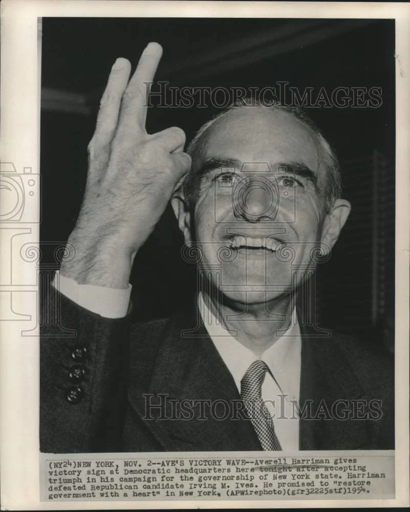 1954 Press Photo Averell Harriman with victory sign after elected Governor of NY