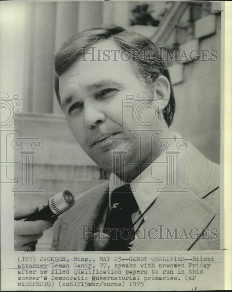 1975 Press Photo MS governor's candidate Leman Gandy speaks with newsmen