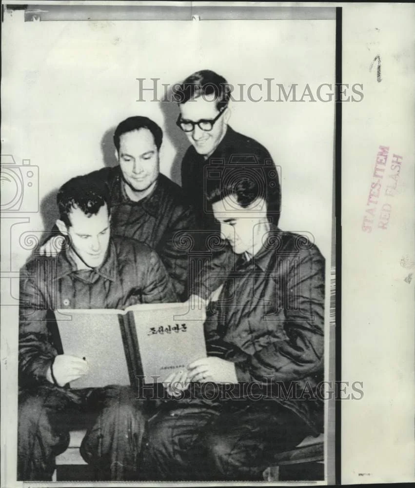 1968 Press Photo Navy Radioman 2/C Lee Hayes & others of USS Pueblo - now07592