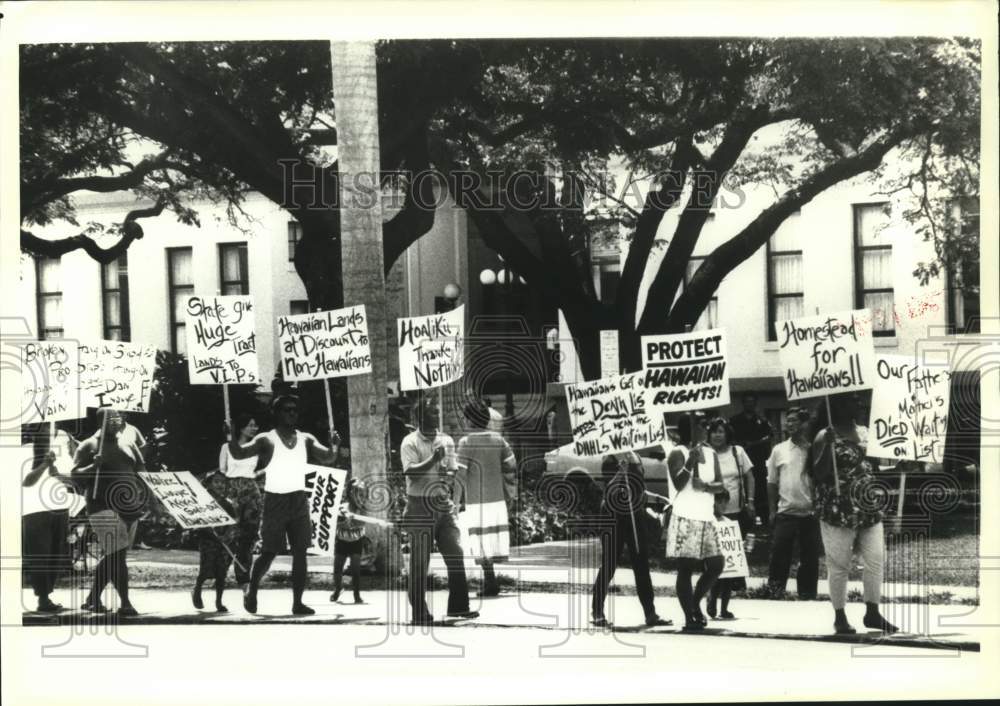 1991 Press Photo Native Hawaiians demonstrate outside State Office Building