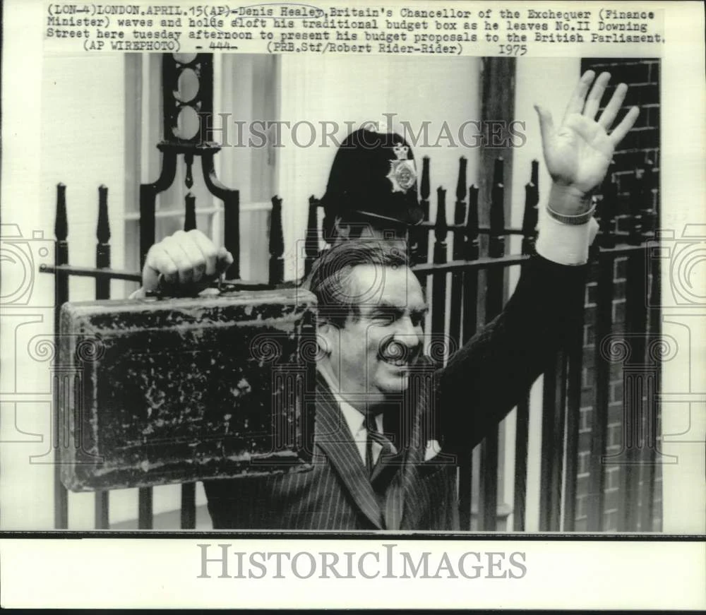 1975 Press Photo Denis Healey, Britain's Finance Minister waving with budget box
