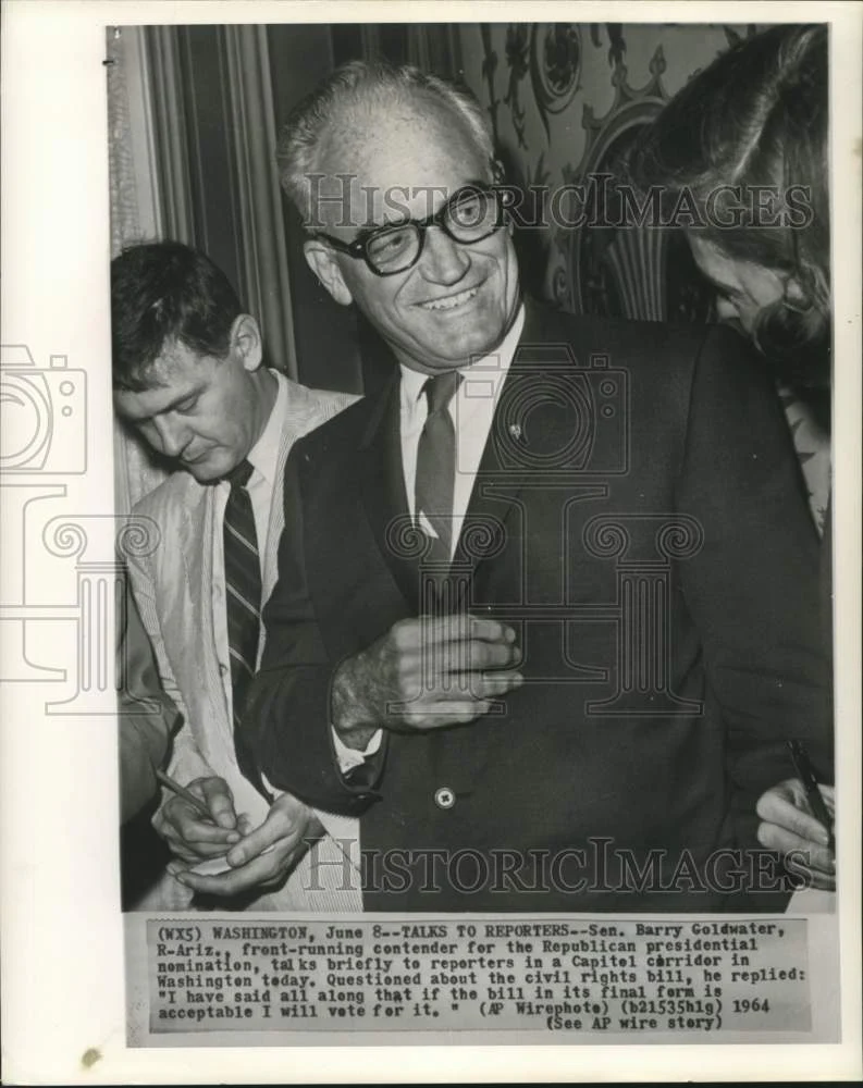 1964 Press Photo Senator Barry Goldwater with reporters at Capitol in Washington