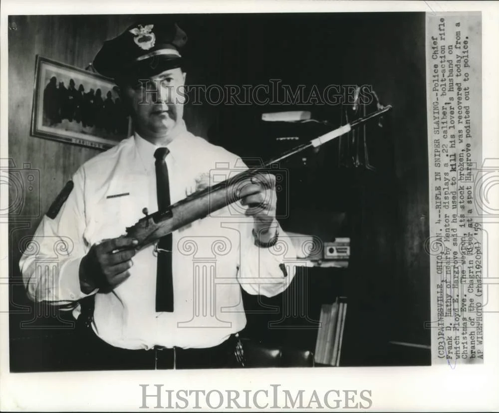 1959 Press Photo Police Chief Hathy holds rifle Hargrove used in sniper killing