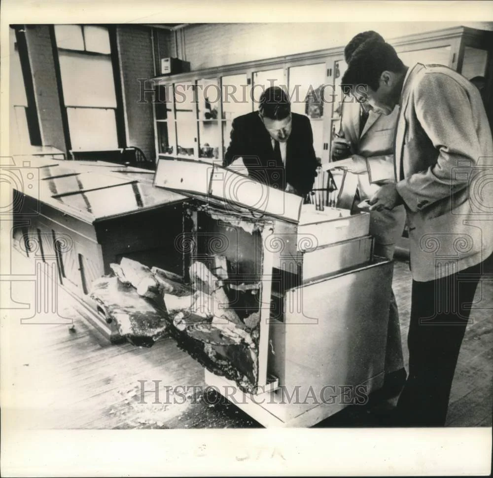 1962 Press Photo Newsmen inspect smashed display case at Harvard University
