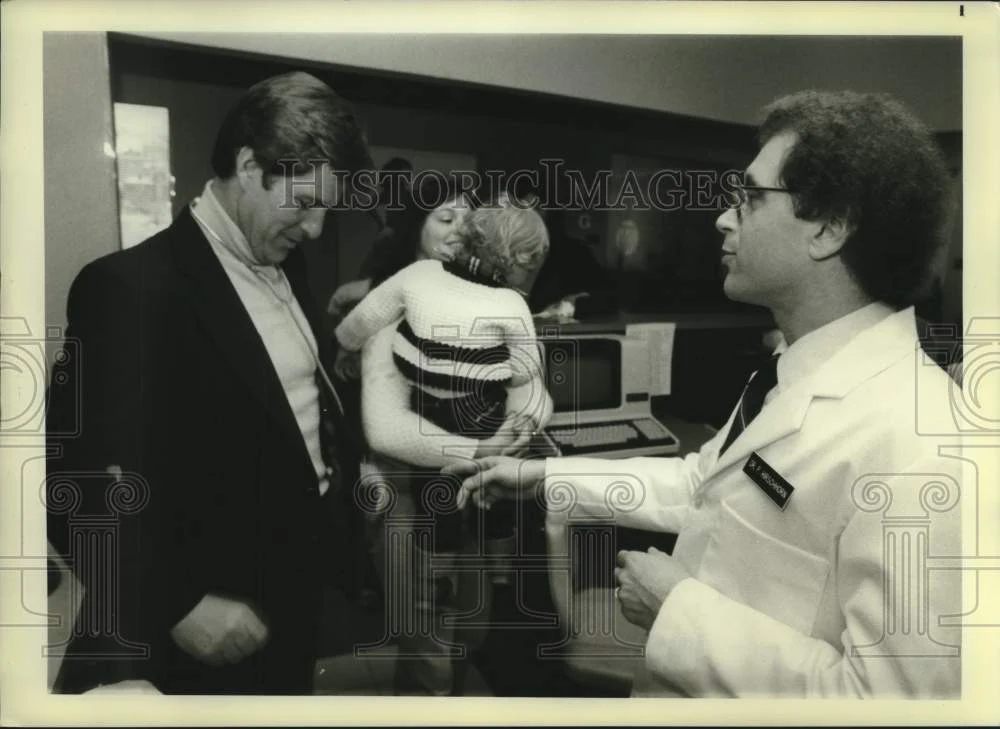 1984 Press Photo Dr. Philip Hirschhorn greets "All My Children's" Dr. Tyler