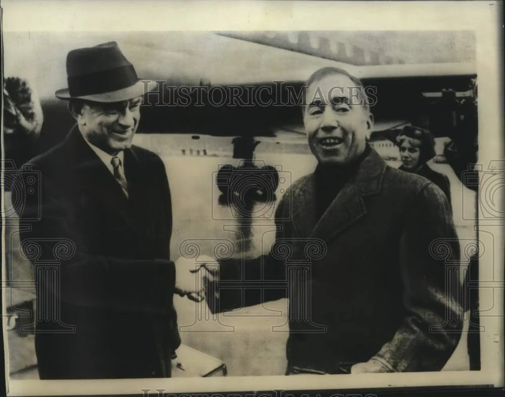 1966 Press Photo Senator William Fulbright & Graham Parsons at Stockholm airport