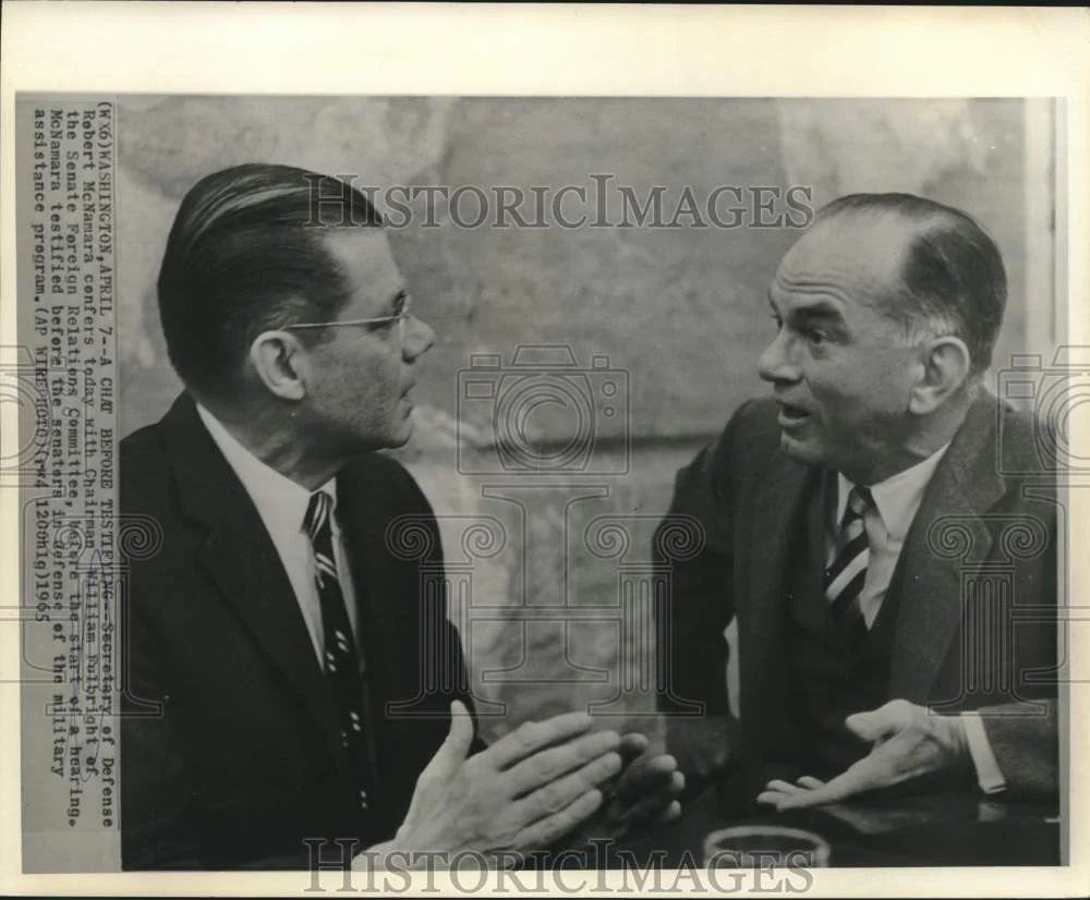 1965 Press Photo Defense Secretary McNamara confers with Fulbright in Washington