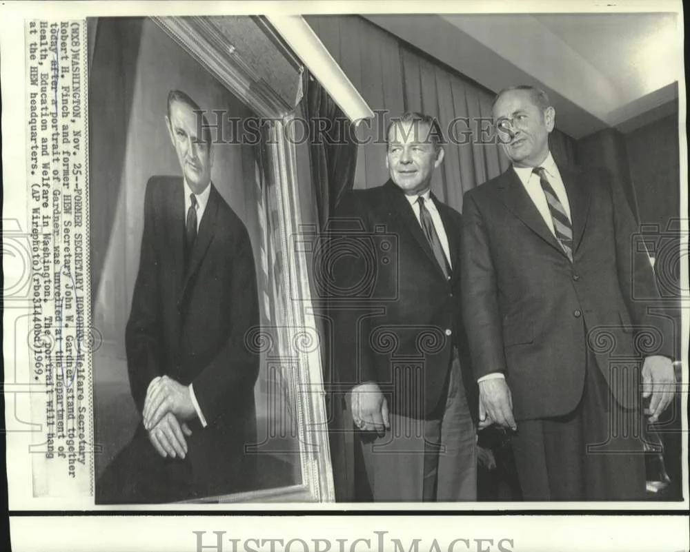 1969 Press Photo Robert Finch & John Gardner at unveiling of Gardner's portrait