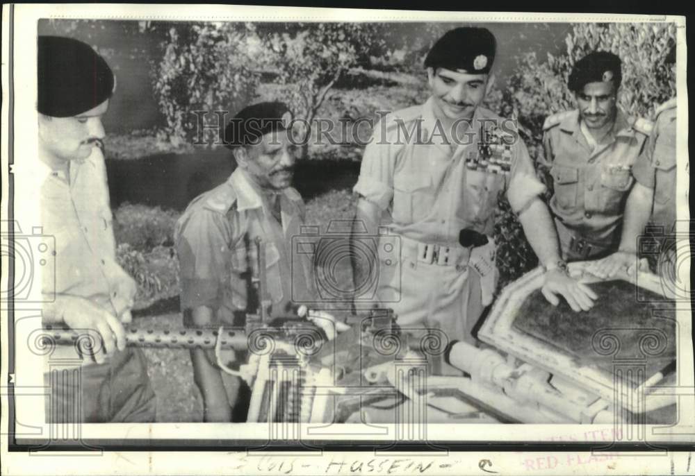 1969 Press Photo Jordan's King Hussein inspects British-built Centurion tank
