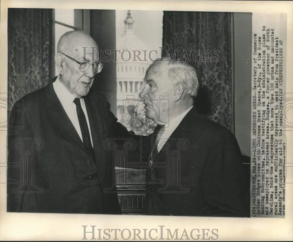 1961 Press Photo Secretary of Commerce Luther Hodges & other chat in Washington