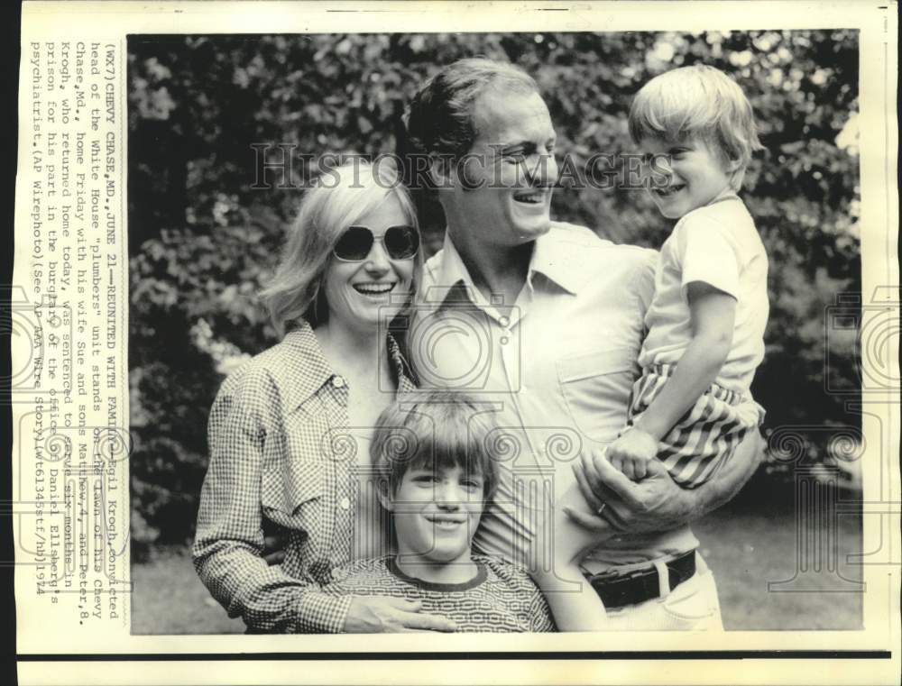 1974 Press Photo Convicted White House "plumber," reunited with family