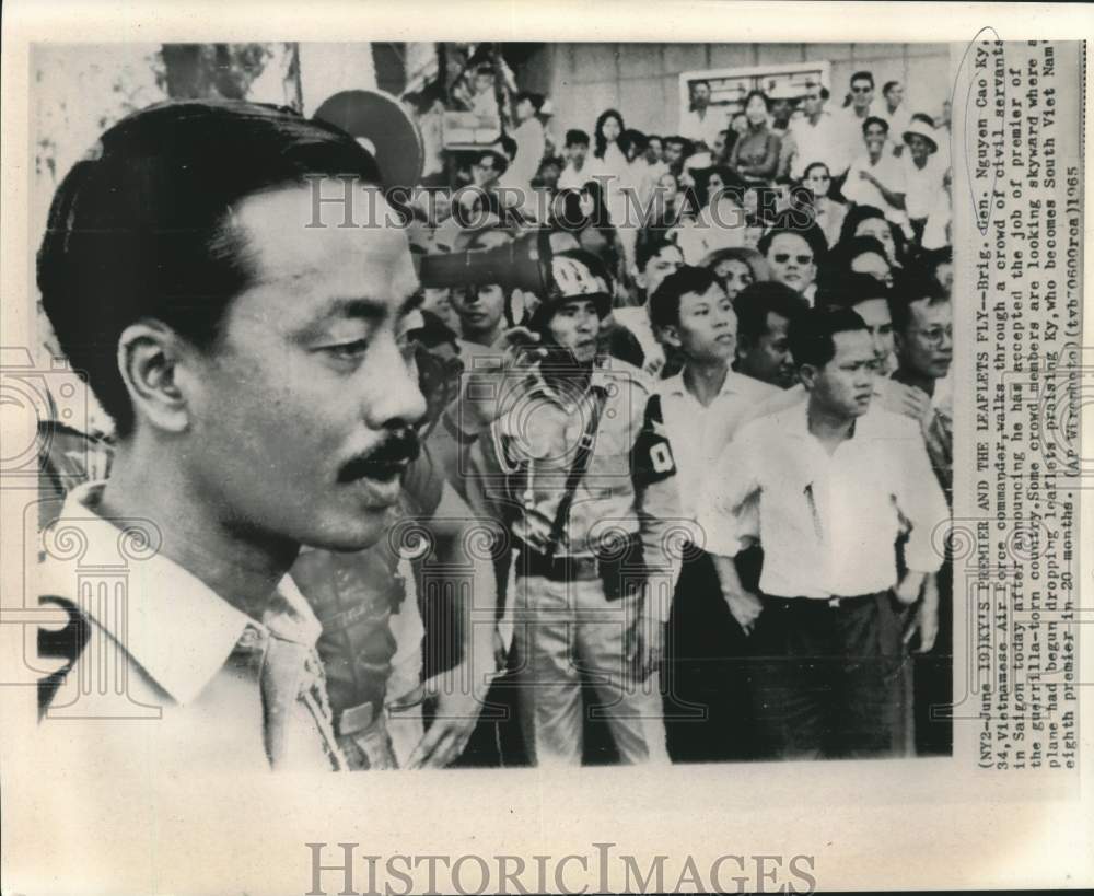 1965 Press Photo South Vietnam's premier Ky with crowd as leaflets fly from sky