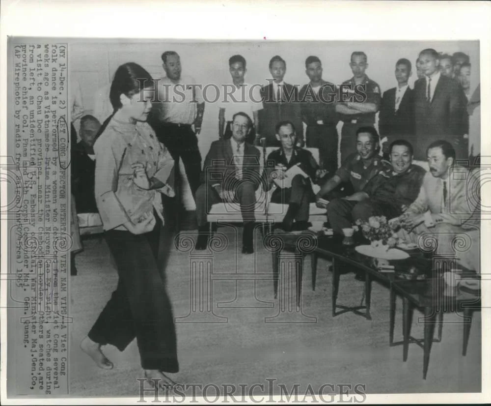 1965 Press Photo Viet Cong dance performed for Premier Ky and others at Chau Doc