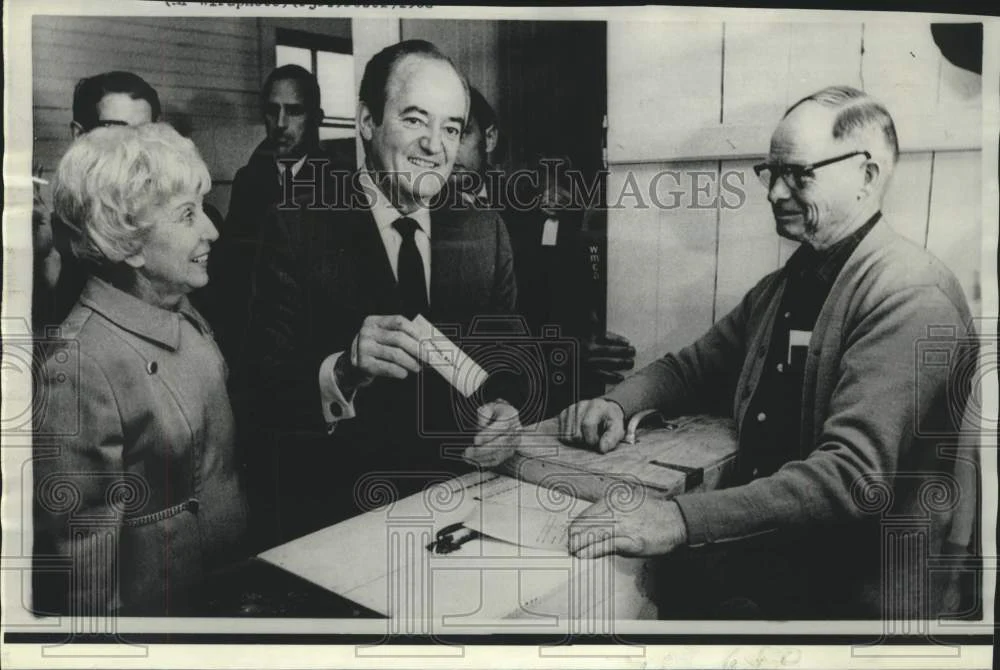 1968 Press Photo Vice President Humphrey cast his ballot as wife and Bodin watch