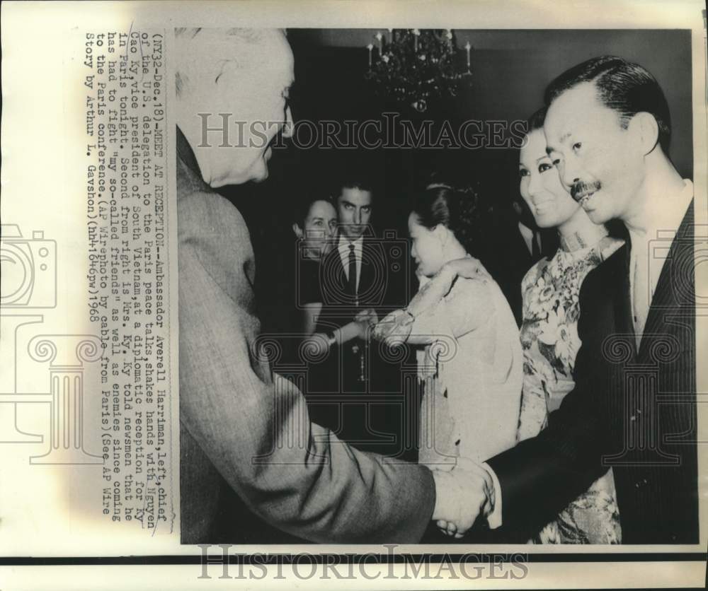 1968 Press Photo Ambassador Harriman and South Vietnam's Ky meet at reception