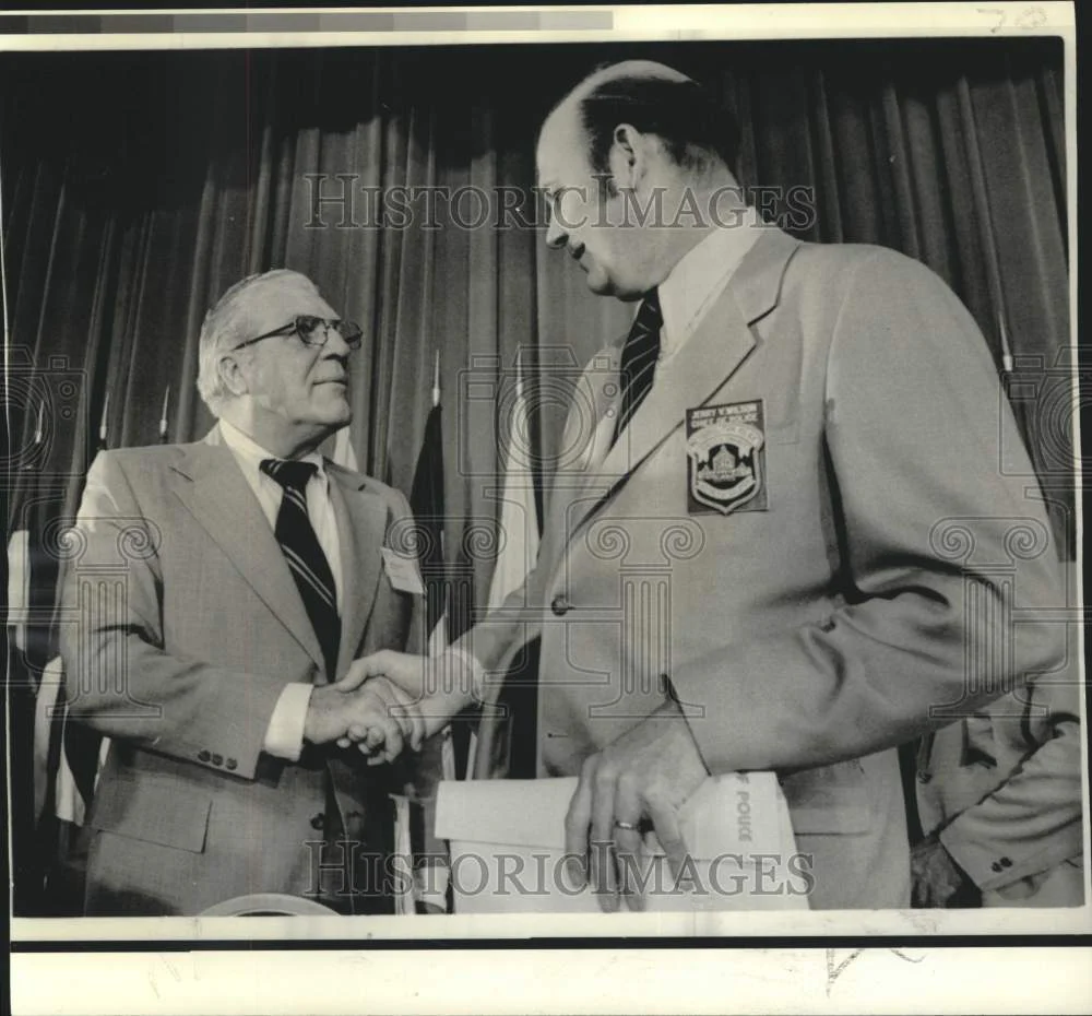 1974 Press Photo FBI Director Kelley shakes hand of Police Chief Jerry Wilson.