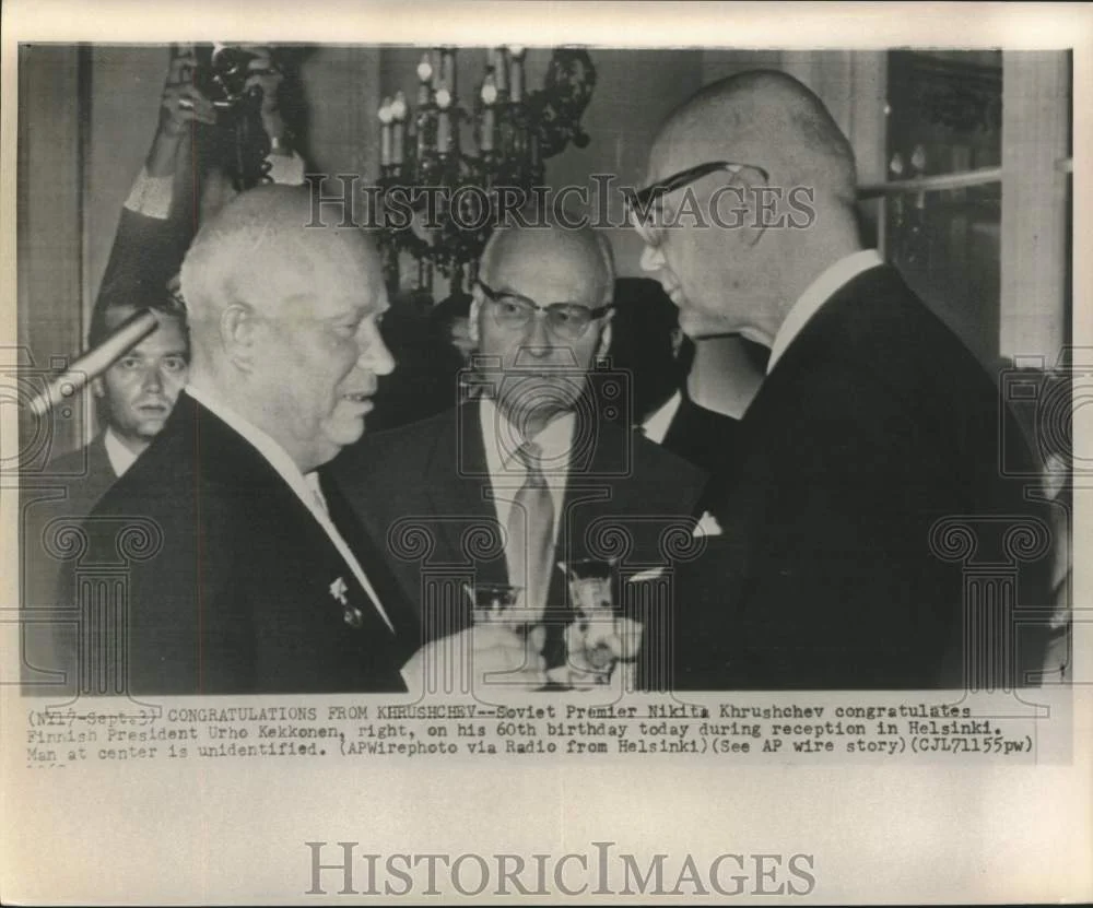1960 Press Photo Soviet Premier Khrushchev congratulates Finland's Kekkonen