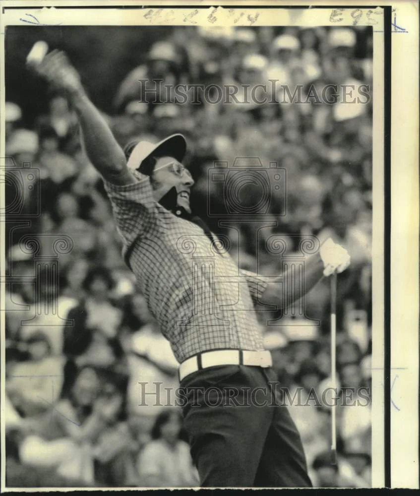 1974 Press Photo Hale Irwin throws golf ball in air at 18th green in Mamaroneck.