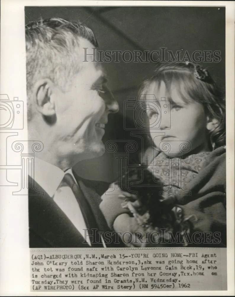 1962 Press Photo Kidnap victim Sharon Henderson held by FBI agent John O'Leary