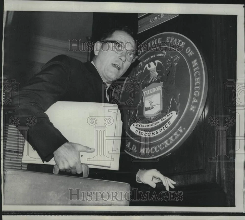1968 Press Photo Senator Robert Griffin en route to Senate session - now15046