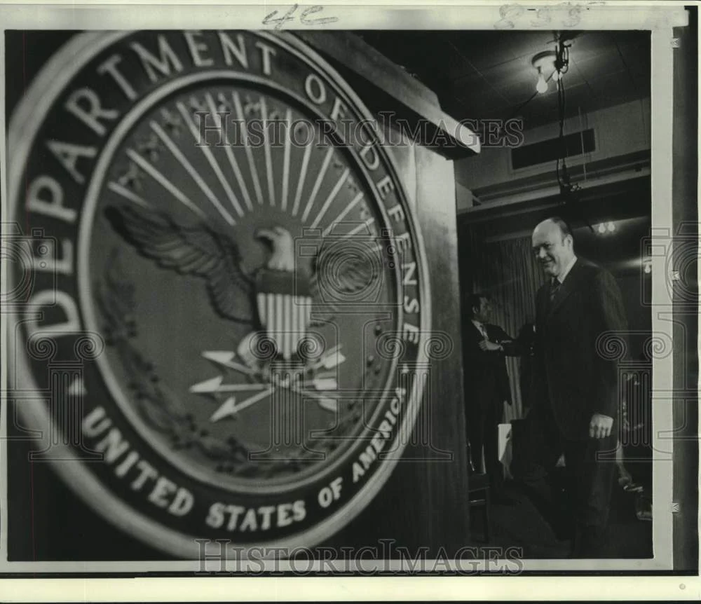 1971 Press Photo Secretary Melvin Laird walks to podium for air power talk.
