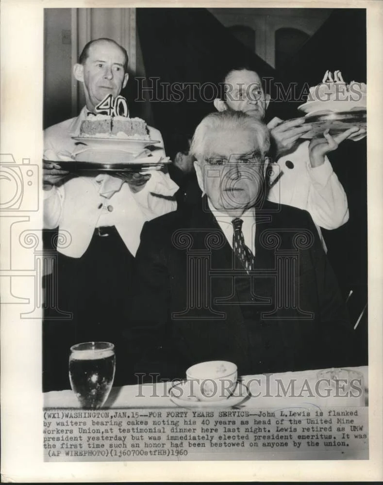 1960 Press Photo John L. Lewis flanked by waiters with cakes at testimony dinner