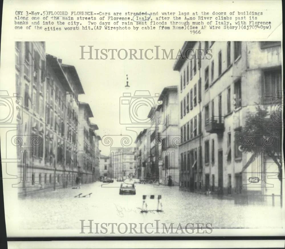 1966 Press Photo Flooded streets of Florence, Italy - now16562