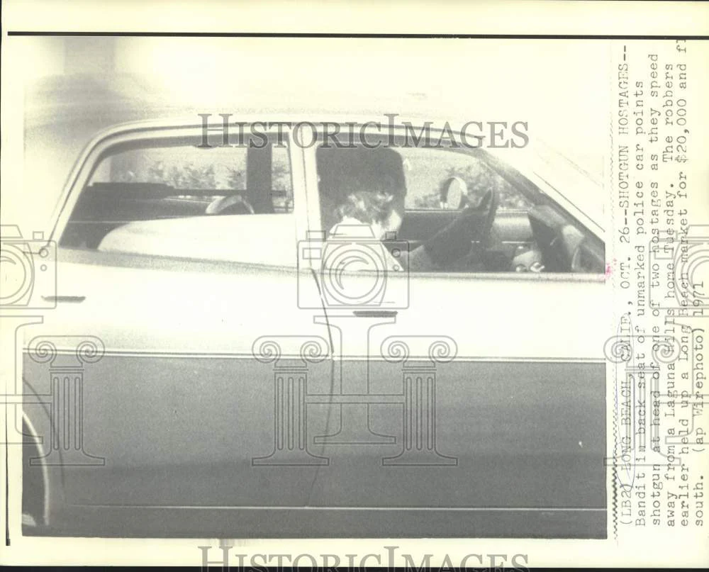 1971 Press Photo Bandit holds shotgun on hostage in unmarked police car in CA