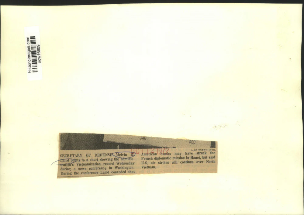 1972 Press Photo Defense Secretary Laird points to chart at press conference - Image 2