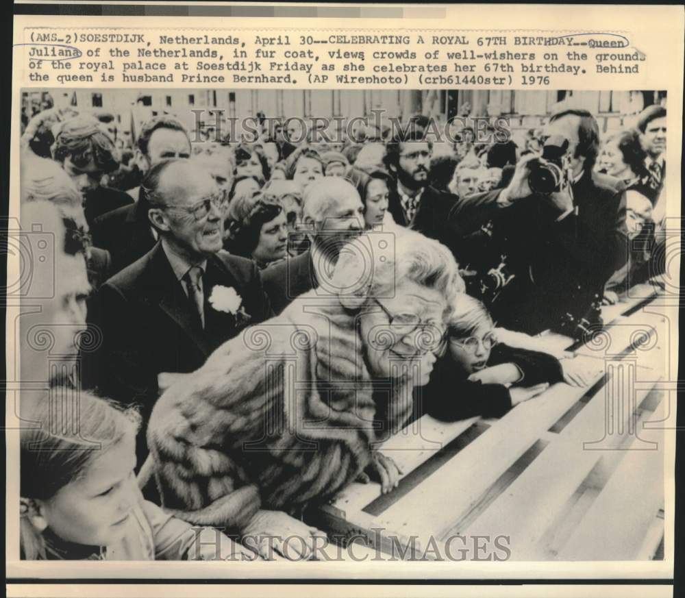 1976 Press Photo Netherlands Queen Juliana viewing crowd on her 67th birthday