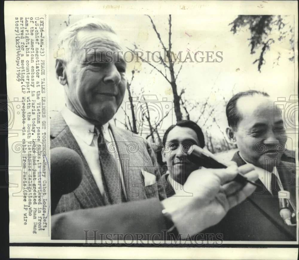 1969 Press Photo Henry Cabot Lodge interviewed at American Embassy in Paris