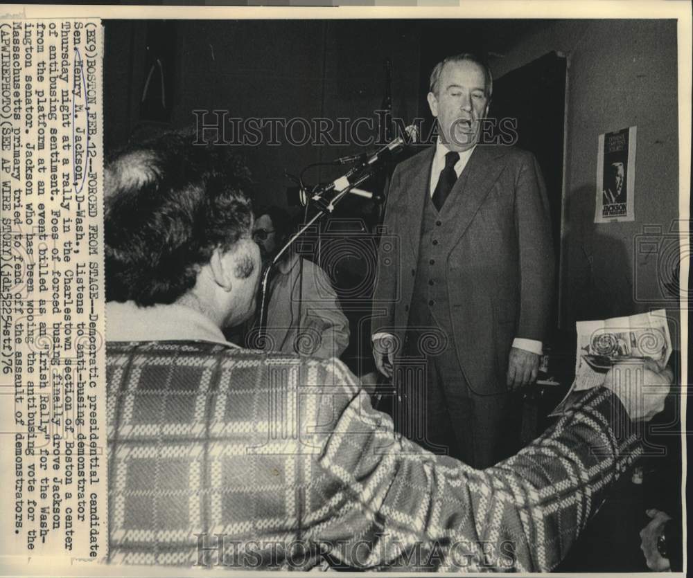 1976 Press Photo Senator Henry Jackson listens to anti-busing demonstrator