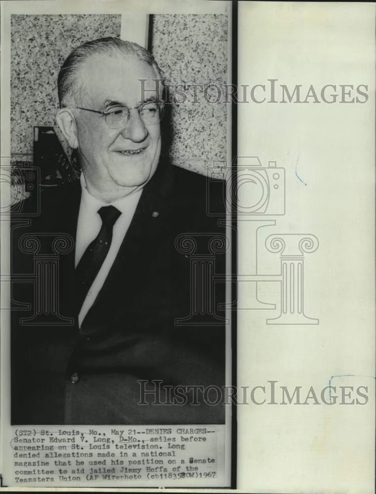 1967 Press Photo Senator Edward Long prior to appearing on St. Louis television