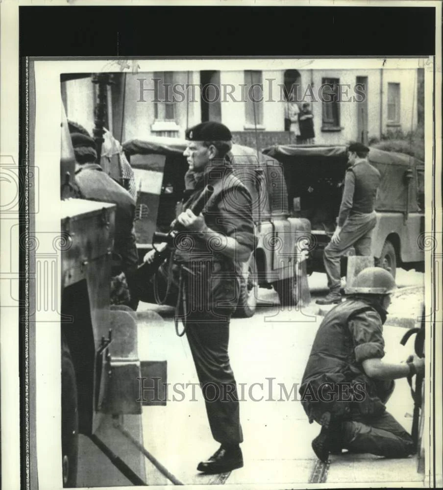1971 Press Photo British troops remain on duty during small arms fire.