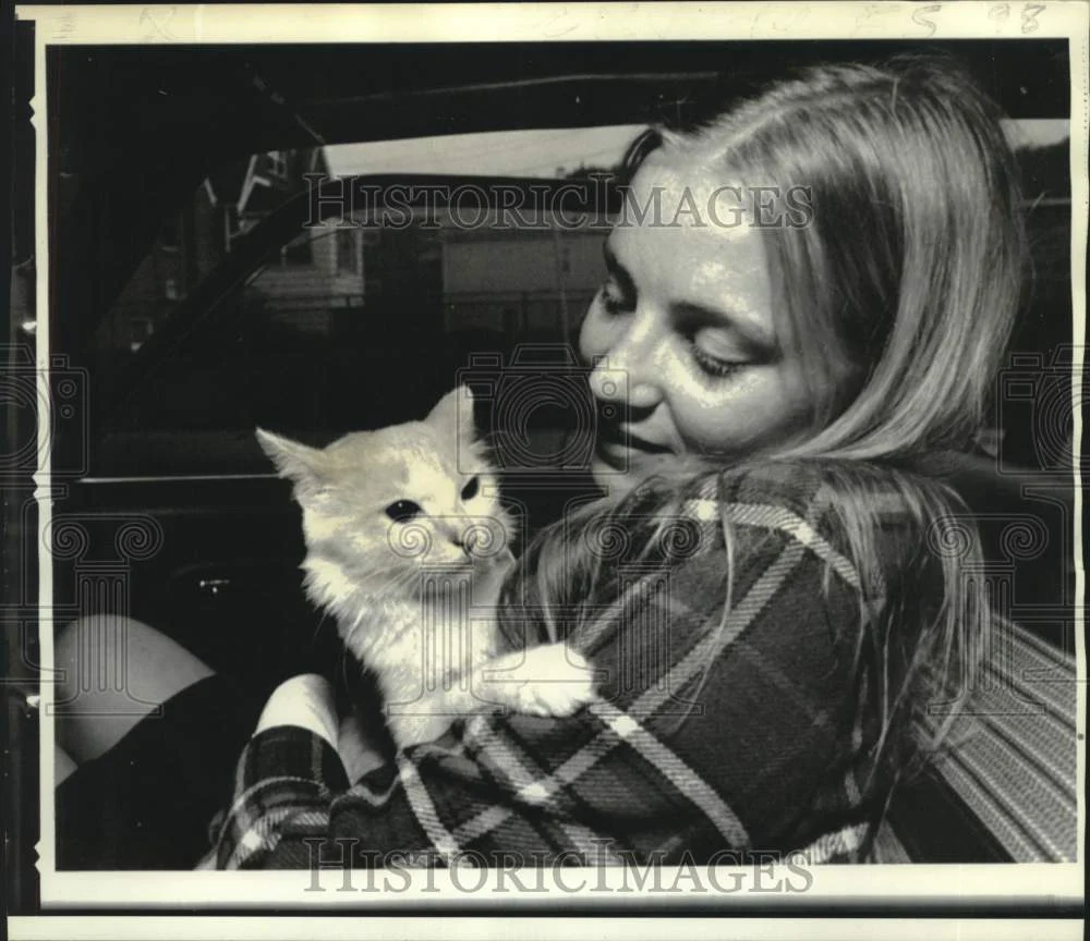 1974 Press Photo Dianne Isnashev, returning from Soviet Union, cuddles Bozhe Moj
