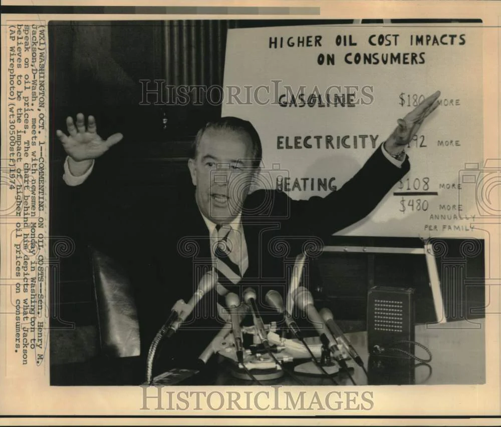 1974 Press Photo Senator Henry Jackson with newsmen on oil price impact