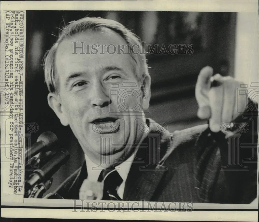 1975 Press Photo Senator Henry Jackson with news media in Washington.