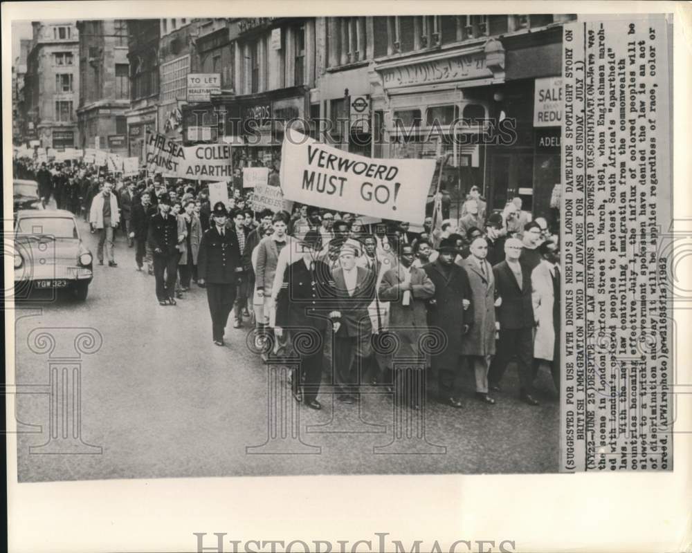 1961 Press Photo Englishmen and London's colored people protest "Apartheid"