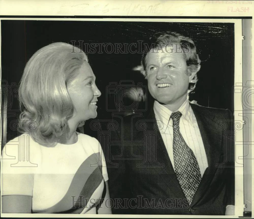 1974 Press Photo Senator Edward and Mrs. Kennedy with newsmen in Boston
