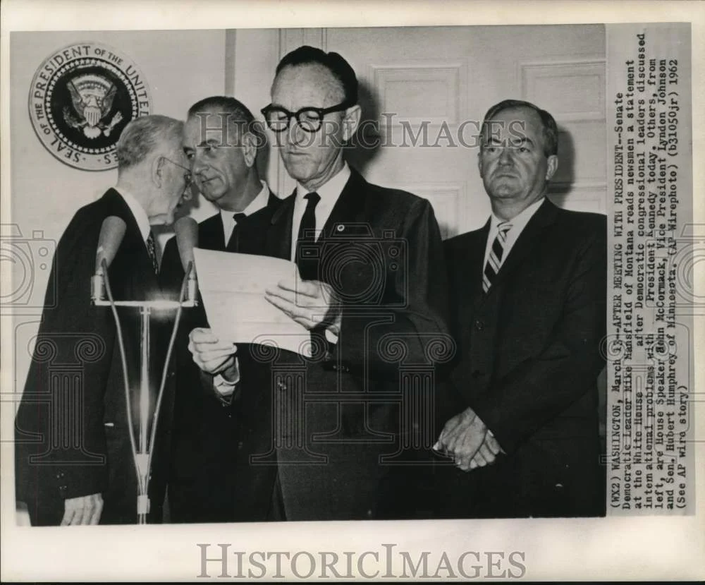 1962 Press Photo Democratic Leader Mike Mansfield and others with newsmen