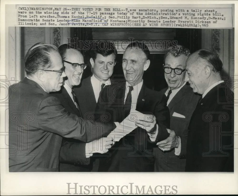 1965 Press Photo Senator Mike Mansfield and others pose with winning tally sheet