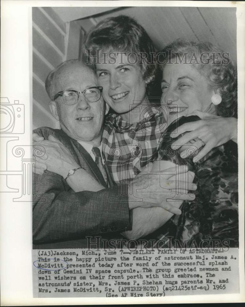 1965 Press Photo Astronaut McDivitt's family, sister and parents in Michigan